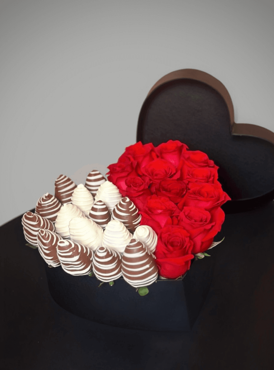 Caja corazón con rosas y fresas cubiertas de chocolate